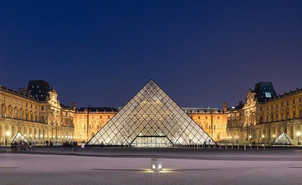FURTO AL LOUVRE: UN NUOVO COLPO AI TESORI DI FRANCIA
