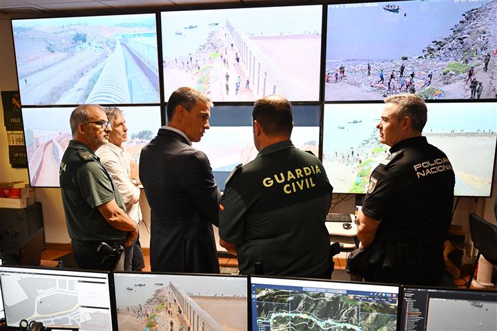 Pedro Sanchez con representantes de las Fuerzas y Cuerpos de Seguridad del Estado en la frontera del Tarajal